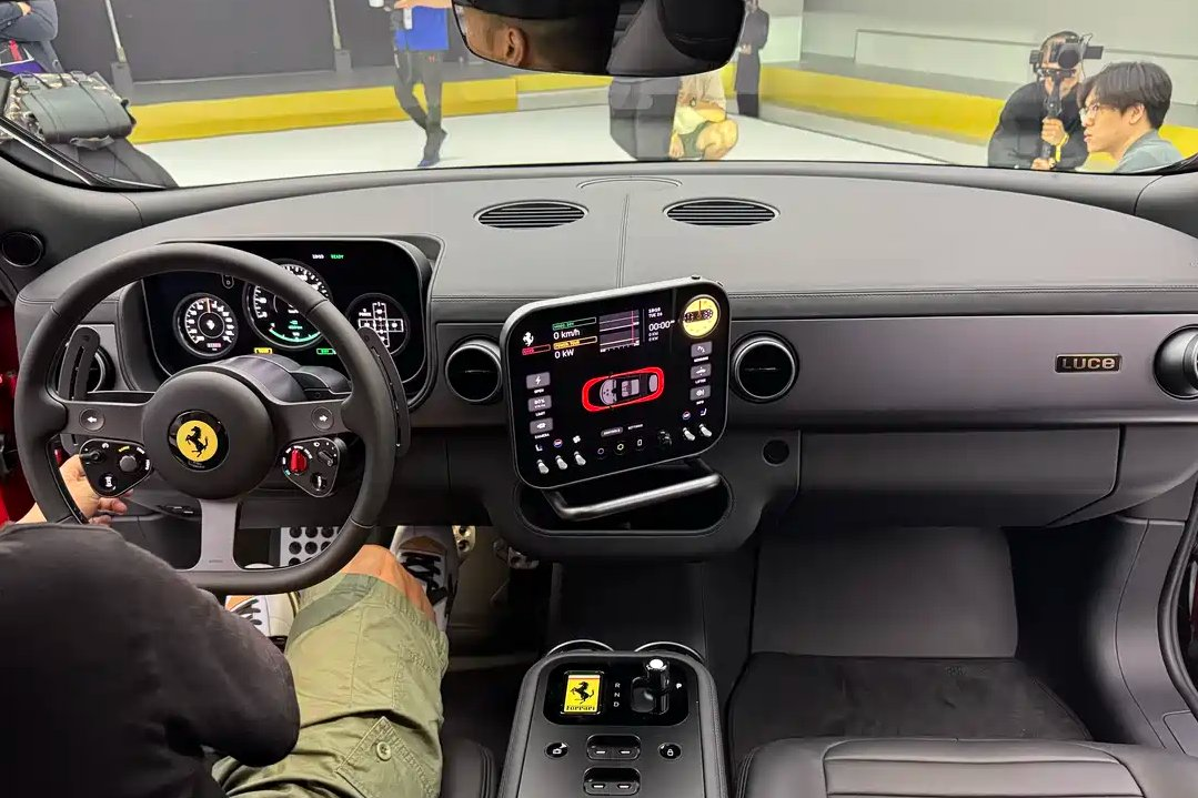 Ferrari Luce Trung Quốc toàn cảnh