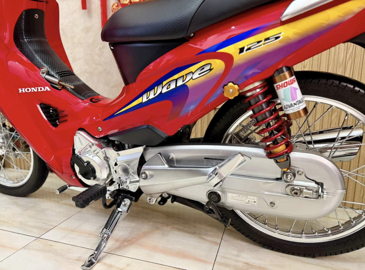 Honda Wave 125 đời 2005 lên dàn đồ hiệu hơn 500 triệu đồng - 3