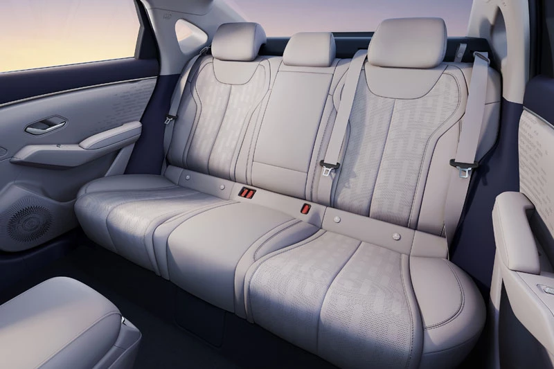Xe sedan hạng D tiêu thụ 2,58 lít xăng/100 km, giá hơn 300 triệu đồng - Hình 7