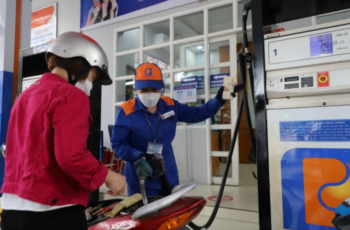 Giá xăng dầu tối nay 26/10: E5 RON 92 và E10 RON 95 giảm về lại mức rẻ, dầu đã gần sát đáy, giá lăn bánh VinFast VF 6 ảnh 1