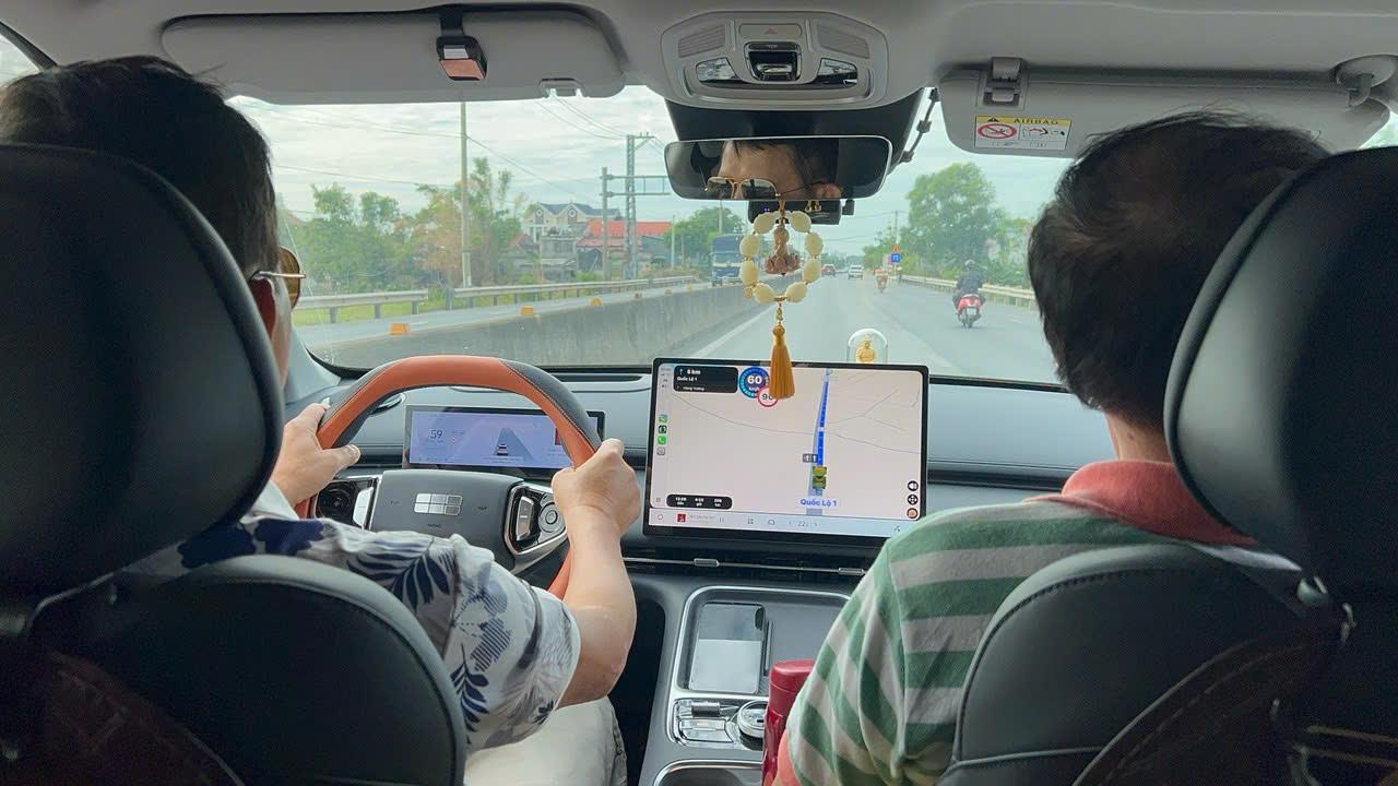 Công nghệ và tiện ích trên chiếc Geely EX5 EM-i giúp những lái xe U80 như chú Dũng Tuấn và anh trai tự tin và thoải mái hơn trên những cung đường.