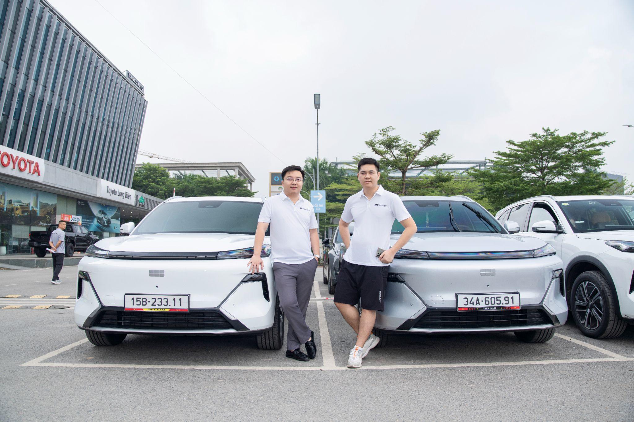 Anh Nguyễn Văn Dũng - chủ xe EX5 EM-i (phải).