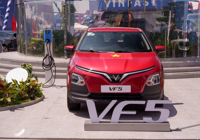 Giá xăng dầu trưa nay 2/8: Dầu diesel thấp hơn đỉnh 17.000 đồng, RON 92 và E10 sắp 'rẻ bèo', giá lăn bánh VinFast VF 5 ảnh 4