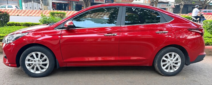 Ảnh thực tế một chiếc Hyundai Accent màu đỏ được rao bán chỉ 345 triệu đồng.
