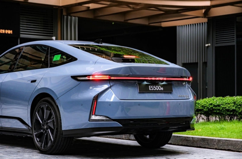 Lexus ES 500e (9)