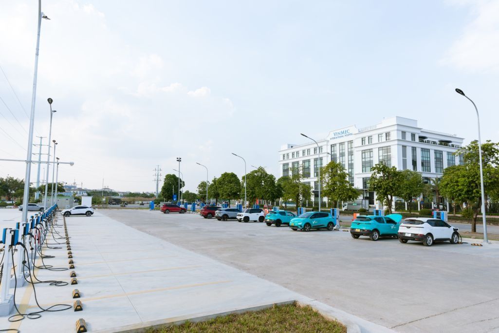 Hiện V-Green cũng đang đẩy mạnh việc triển khai 99 siêu trạm sạc tại các cao tốc, quốc lộ trên toàn quốc, với khả năng sạc nhanh đồng thời cho tối thiểu 100 xe, qua đó hoàn thiện hạ tầng trạm sạc cho ô tô điện VinFast hoạt động xuyên suốt trên toàn quốc.