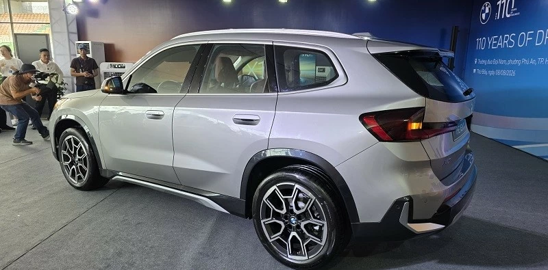 Phía sau BMW X1 được xử lý theo hướng gọn gàng hơn.