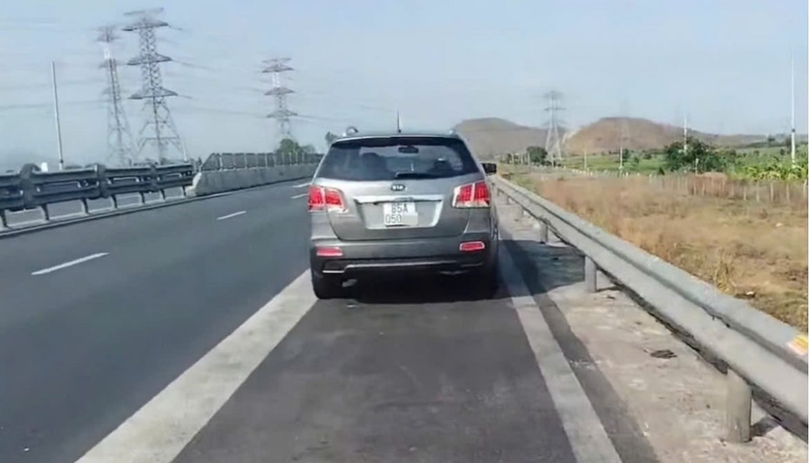 Tài xế cho dừng xe trên cao tốc Vĩnh Hảo - Phan Thiết để ngủ. Ảnh: B.H