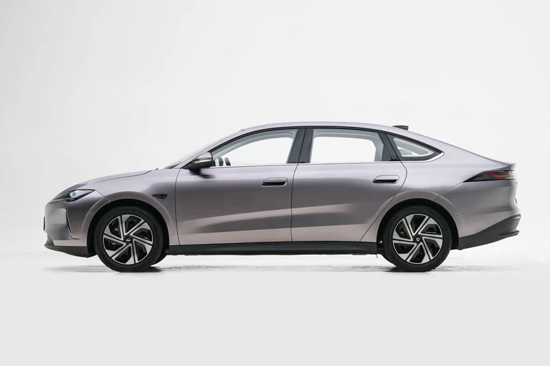 Xe sedan hạng D công suất 197 mã lực, giá hơn 310 triệu đồng - Hình 2