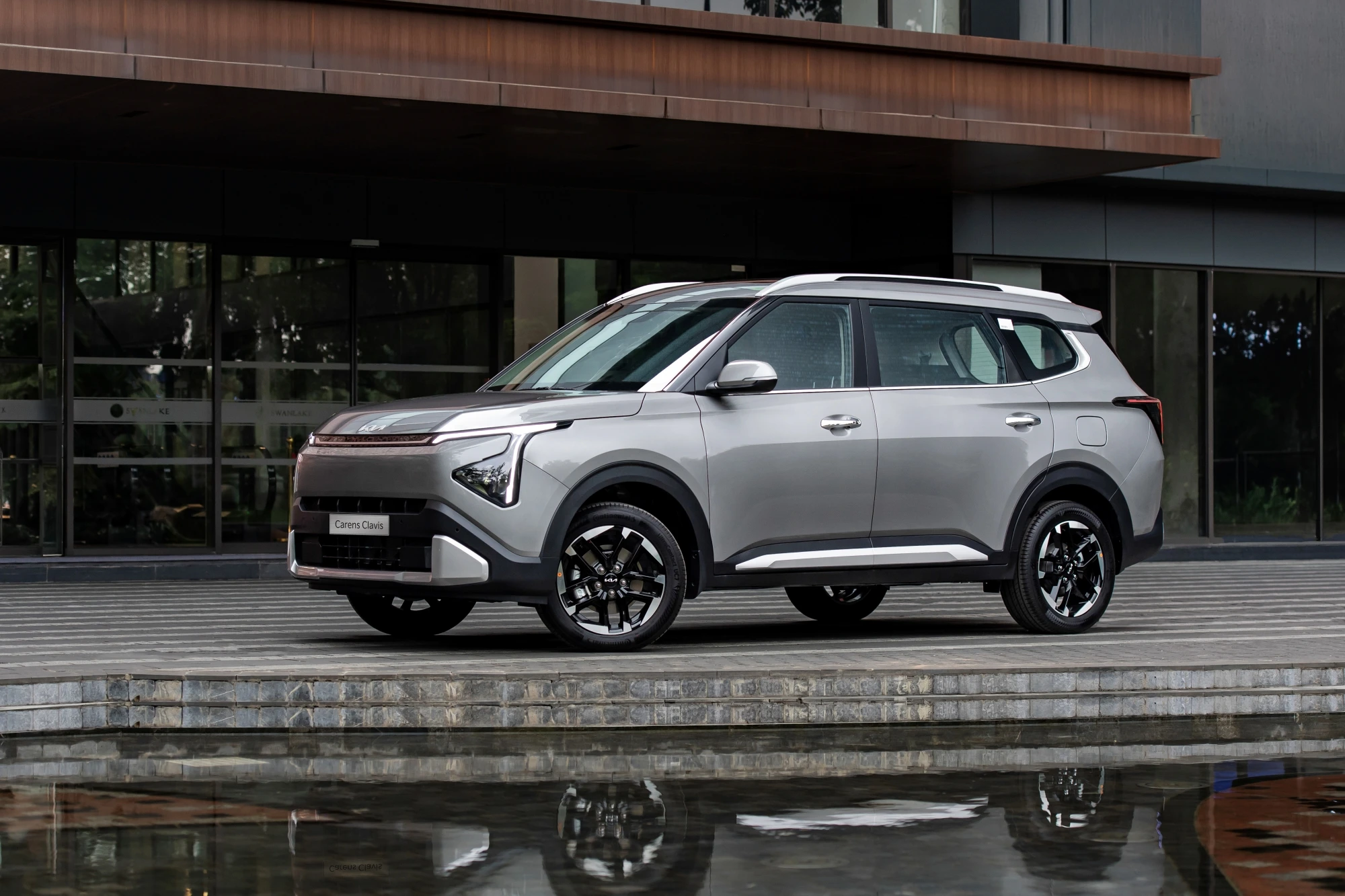 Trải nghiệm Kia Carens Clavis giá 639 triệu đồng về đại lý Việt, MPV 7 chỗ cạnh tranh Mitsubishi Xpander có xứng tầm? - Hình 1