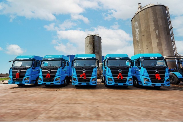 Thép Hòa Phát Dung Quất tiếp nhận hàng loạt xe đầu kéo, máy xúc sử dụng điện