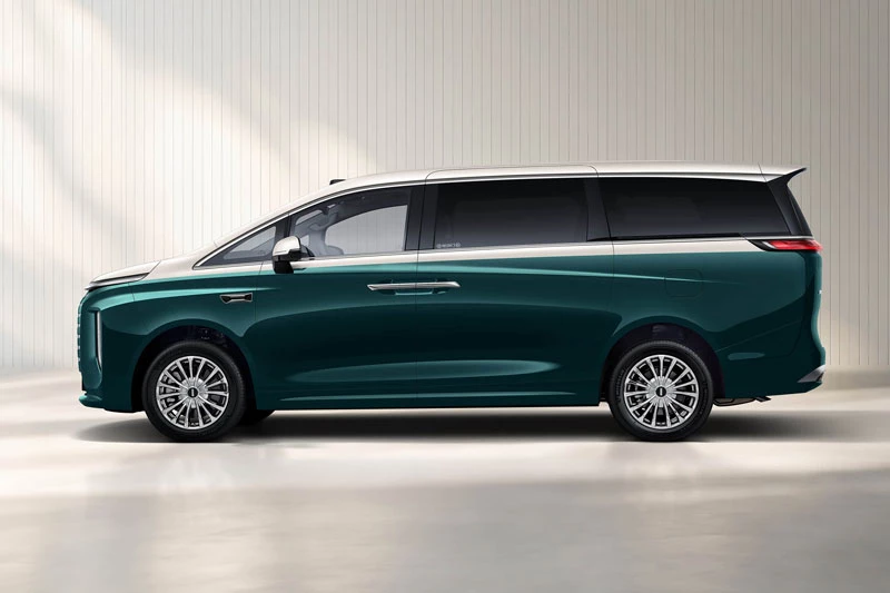 Xe MPV động cơ hybrid, công suất 438 mã lực, giá hơn 1 tỷ đồng - Hình 3