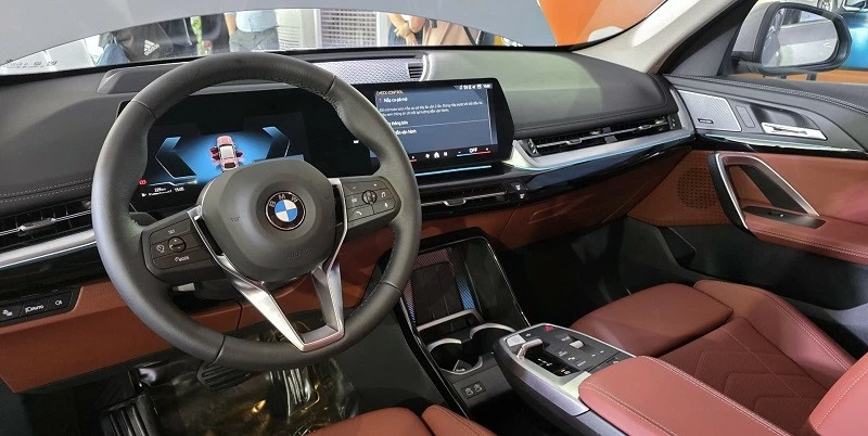 BMW vẫn giữ một số phím điều khiển truyền thống ở khu vực trung tâm để thao tác những chức năng thường dùng.