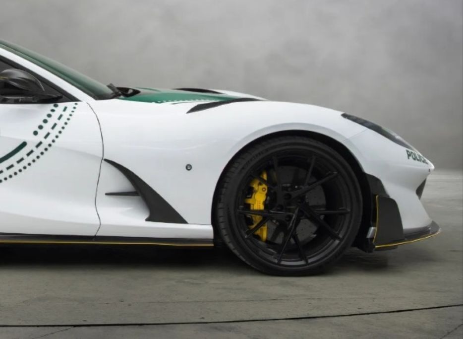 Ferrari 812 Superfast mặt trước