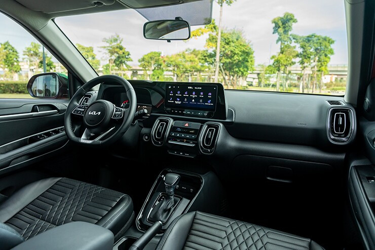 Nội thất KIA Sonet 2026 với màn hình trung tâm kết nối Apple CarPlay không dây