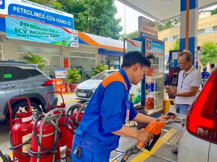 Giá xăng dầu hôm nay 26/10: Dầu còn cách đáy 8.000 đồng, E10 RON 95 và E5 RON 92 giảm rất rẻ, giá đầy bình ô tô Honda ảnh 1