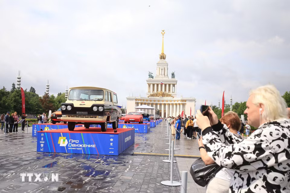 Festival ProDvizhenie-2026 giới thiệu hàng trăm mẫu xe cổ huyền thoại của ngành công nghiệp ôtô Nga và quốc tế, thu hút đông đảo người dân và du khách tham dự. (Ảnh: Văn Hiếu/TTXVN)
