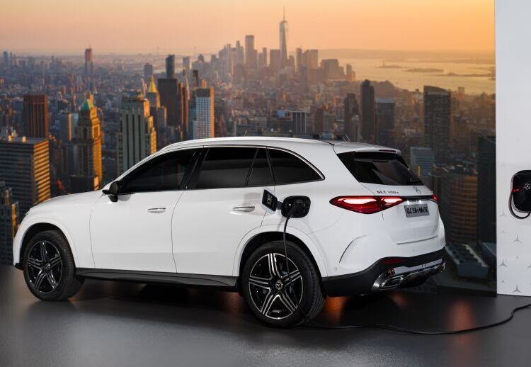Mercedes-Benz Việt Nam đã bổ sung phiên bản GLC 350e 4MATIC sử dụng hệ truyền động plug-in hybrid.