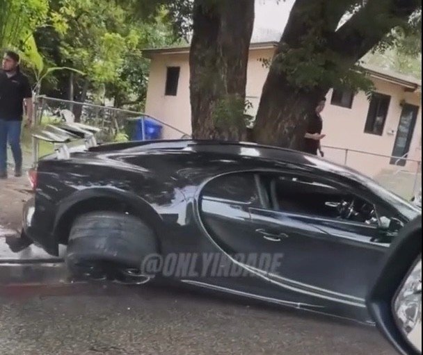 19-1792393271-bugatti-chiron-gap-nan-tai-my-banh-xe-lech-khoi-vi-tri-nguy-co-ton-bon-tien-sua-chua