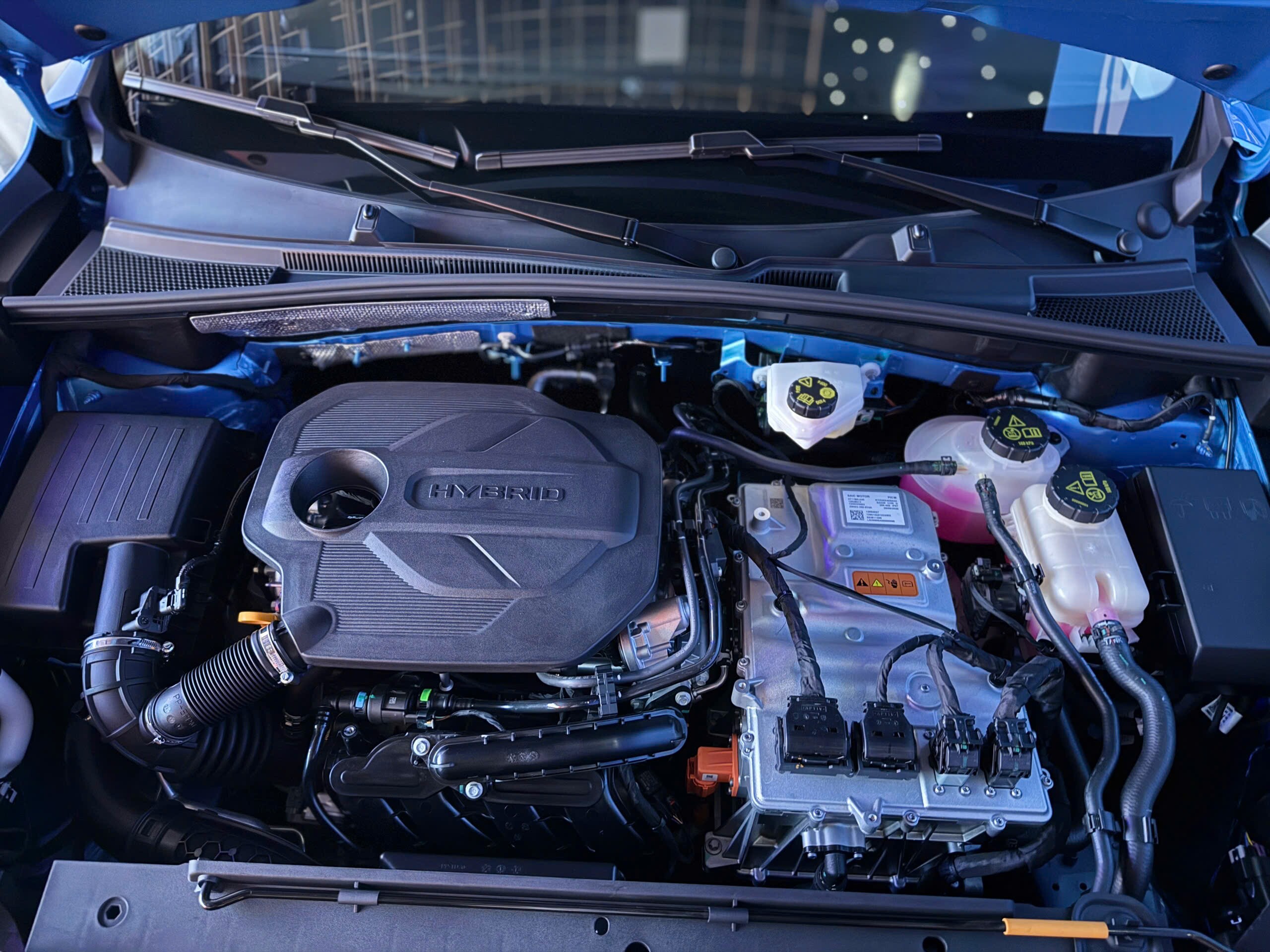 MG ZS Hybrid+ tăng tốc từ 0 lên 100 km/h trong khoảng 8,7 giây và mức tiêu hao nhiên liệu chỉ 4,53 lít/100 km.