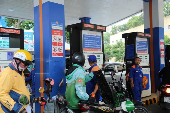 Giá xăng dầu chiều 20/9: E10 RON 95 lên gần mức đỉnh cao kỷ lục, E5 RON 92 cách bờ rất xa, giá đầy bình xe côn tay 150cc ảnh 1