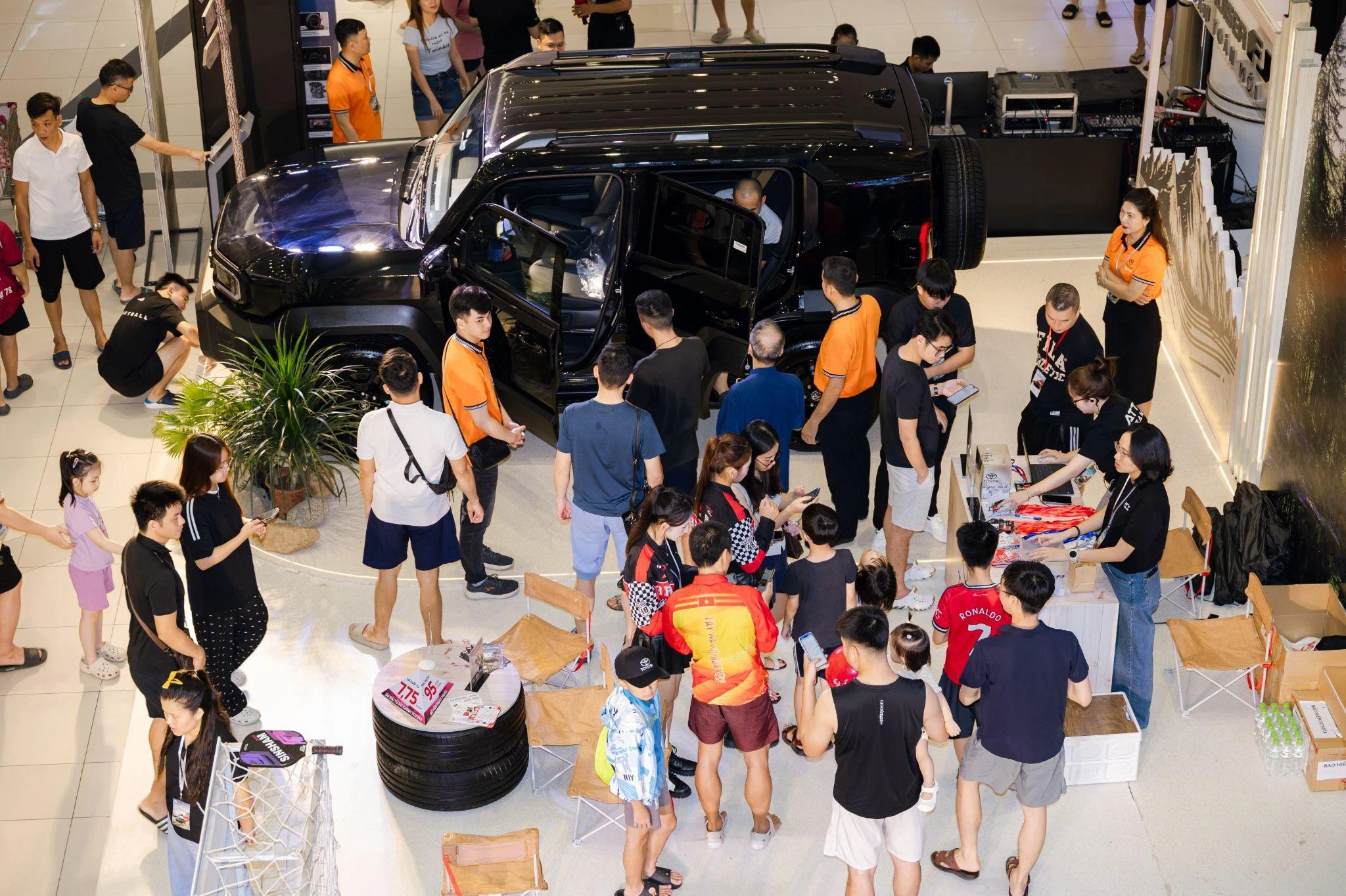 FJ chưa hạ nhiệt, Land Cruiser 300 HEV tiếp tục tạo sức nóng - Hình 1