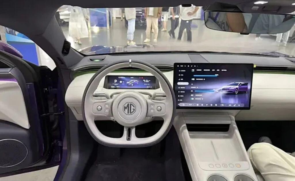 Không gian nội thất của xe nổi bật với màn hình cảm ứng trung tâm 15,6 inch độ phân giải 2.5K.