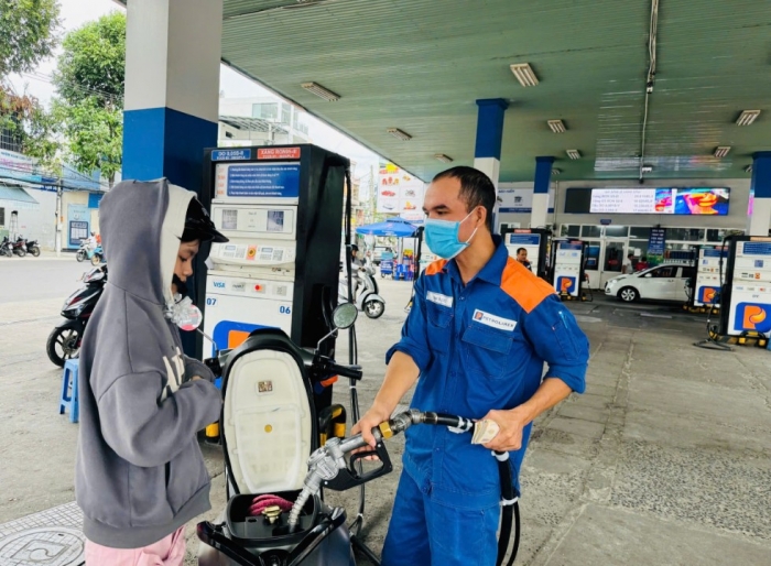 Giá xăng dầu trưa nay 3/8: Xăng E10 và RON 92 chỉ cách đáy 3.000 đồng/lít, dầu diesel ‘rẻ bèo’, giá lăn bánh Mazda CX-5 ảnh 1