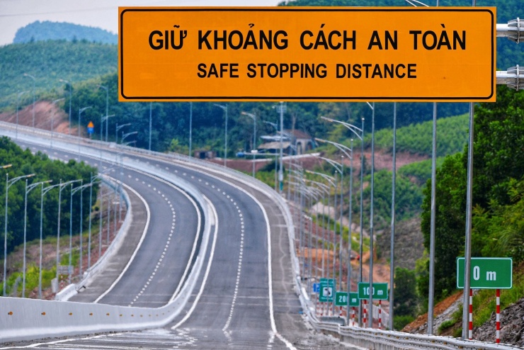 Các biển báo khoảng cách trên cao tốc. Ảnh: Hoàng Hà