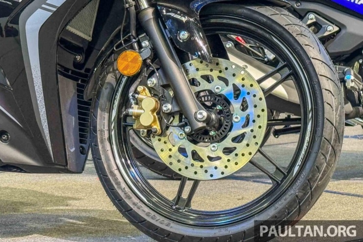 Yamaha Exciter 2026 trang bị bánh trước sử dụng phanh đĩa 267 mm kết hợp cùm phanh hai piston và phuộc ống lồng.