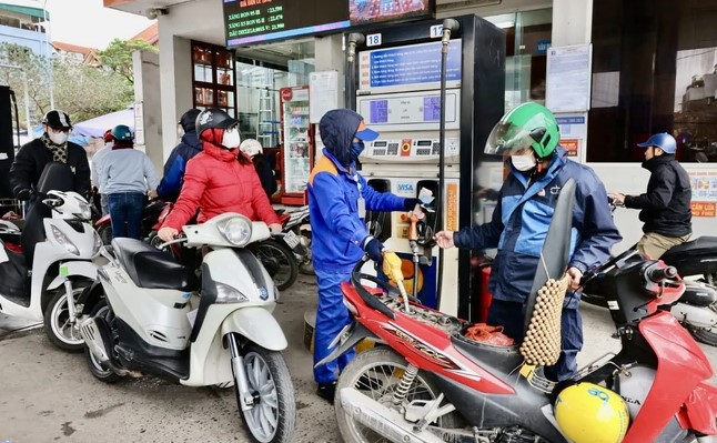 Giá xăng dầu chiều nay 31/10: Xăng E5 RON 92 neo ở mức rẻ, E10 RON 95 còn gần đáy hơn, giá đầy bình các mẫu xe ga 125cc ảnh 1