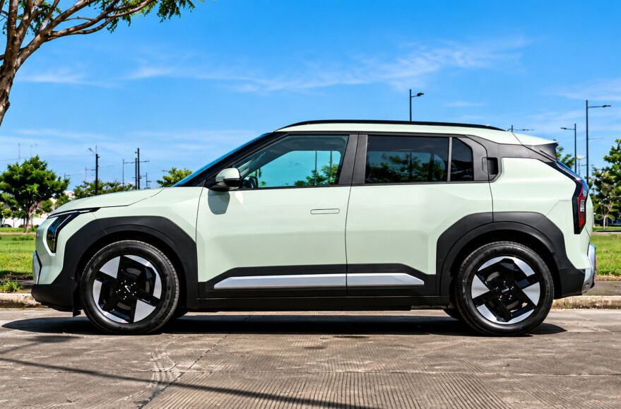 Xe được trang bị bộ mâm hợp kim 17 inch với thiết kế hình học, đi kèm lốp 215/60 R17.