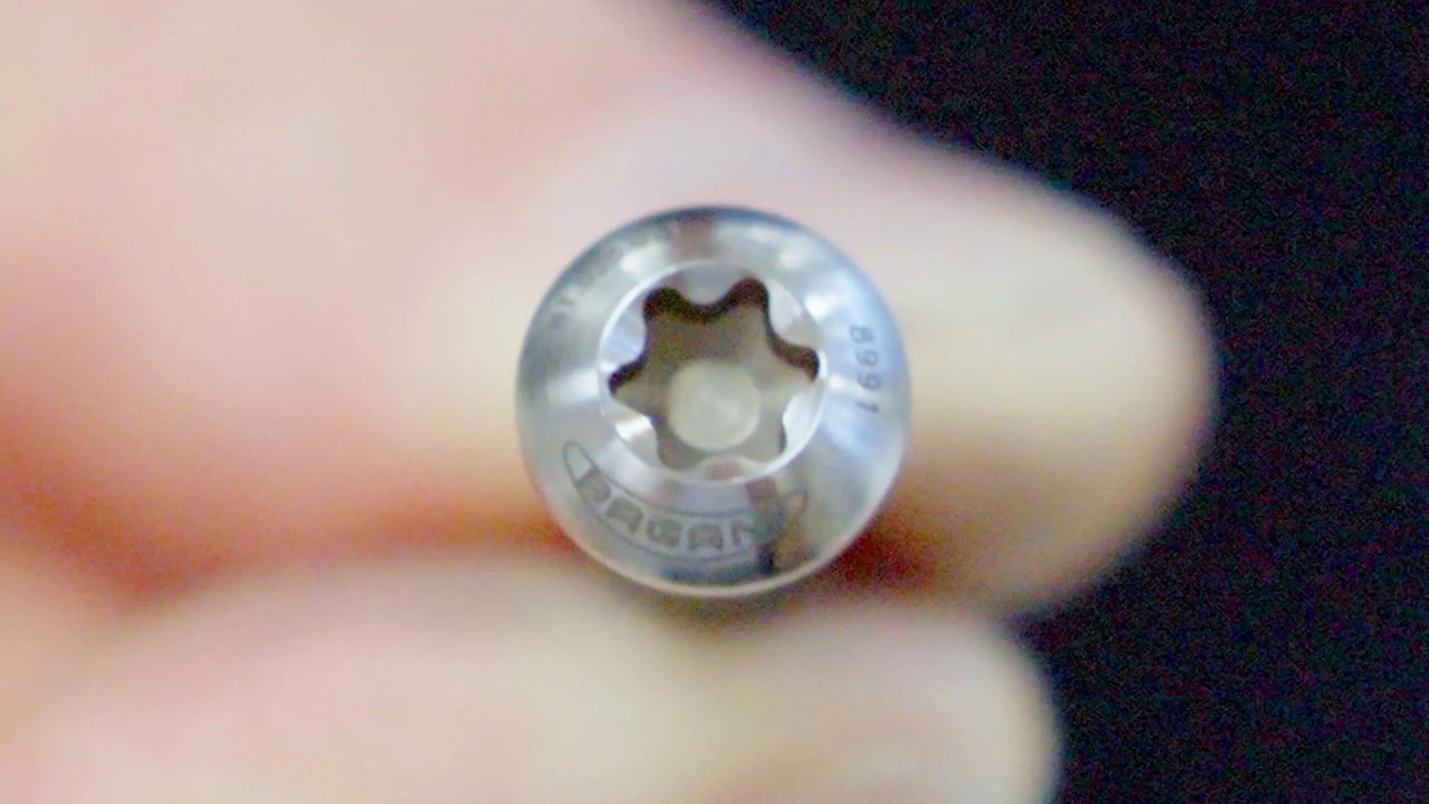 Đây là lý do cứ thấy xe sang ngoài đường là né vội: Chỉ tiền ốc vít cũng đắt hơn Porsche 911 - Ảnh 1.