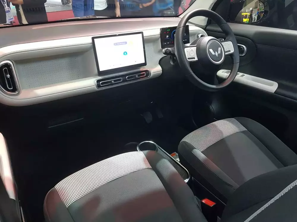 Khoang lái của Wuling Hongguang Mini EV 2026 bản cao cấp