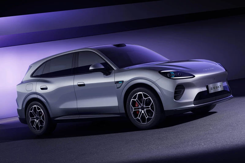 SUV công suất 462 mã lực, trang bị tối tân, giá gần 930 triệu đồng - Hình 1