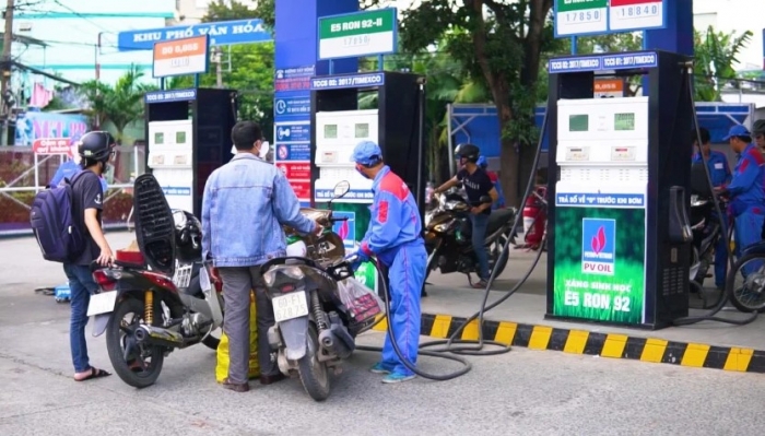Giá xăng dầu trưa nay 2/8: Dầu diesel thấp hơn đỉnh 17.000 đồng, RON 92 và E10 sắp 'rẻ bèo', giá lăn bánh VinFast VF 5 ảnh 1