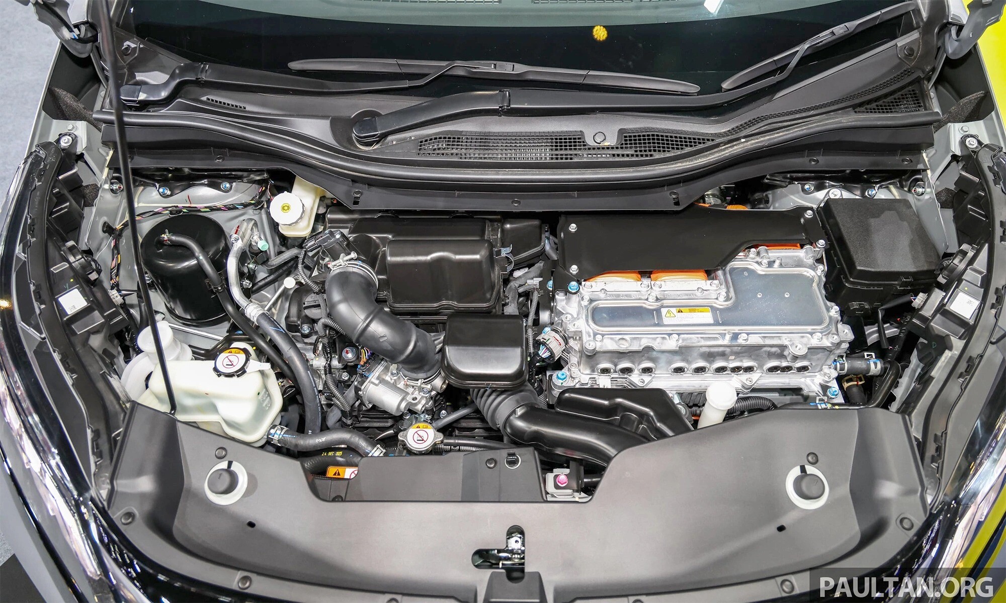 Hệ truyền động hybrid, gồm máy xăng 1,5 lít hút khí tự nhiên và kết hợp với mô tơ điện.