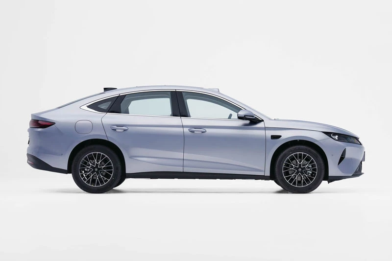 Xe sedan hạng D tiêu thụ 2,58 lít xăng/100 km, giá hơn 300 triệu đồng - Hình 3