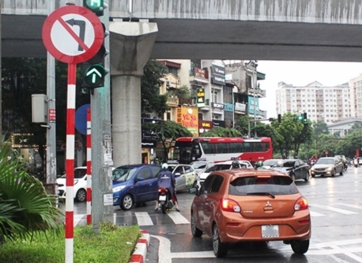 Biển cấm rẽ trái chỉ cấm phương tiện thực hiện hành vi rẽ sang đường bên trái. (Ảnh minh họa: KT)