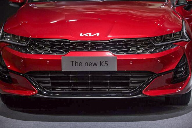 Thân xe KIA K5 với đường nét dập nổi cơ bắp
