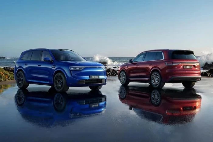 SUV hạng sang cỡ lớn mạnh 540 mã lực, trang bị tối tân, giá hơn 1,5 tỷ đồng - Hình 1