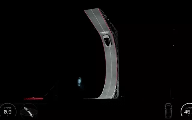 16-1792133365-elon-musk-trinh-lang-tesla-roadster-sieu-xe-bay-dap-dat-nhe-tenh-sau-man-nhao-lon-tren-khong