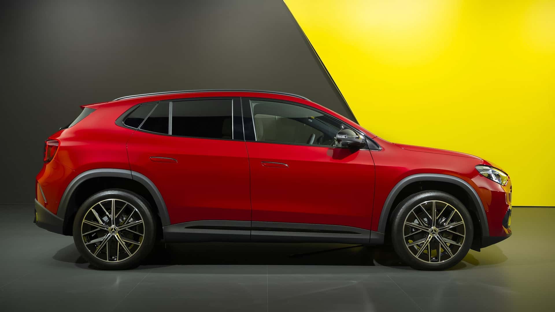 Phía bên của Mercedes-Benz GLA thế hệ mới