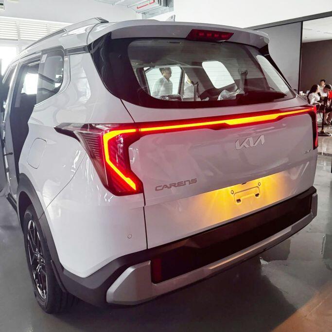 Xe 7 chỗ Kia Carens bản nâng cấp xuất hiện tại đại lý - 3