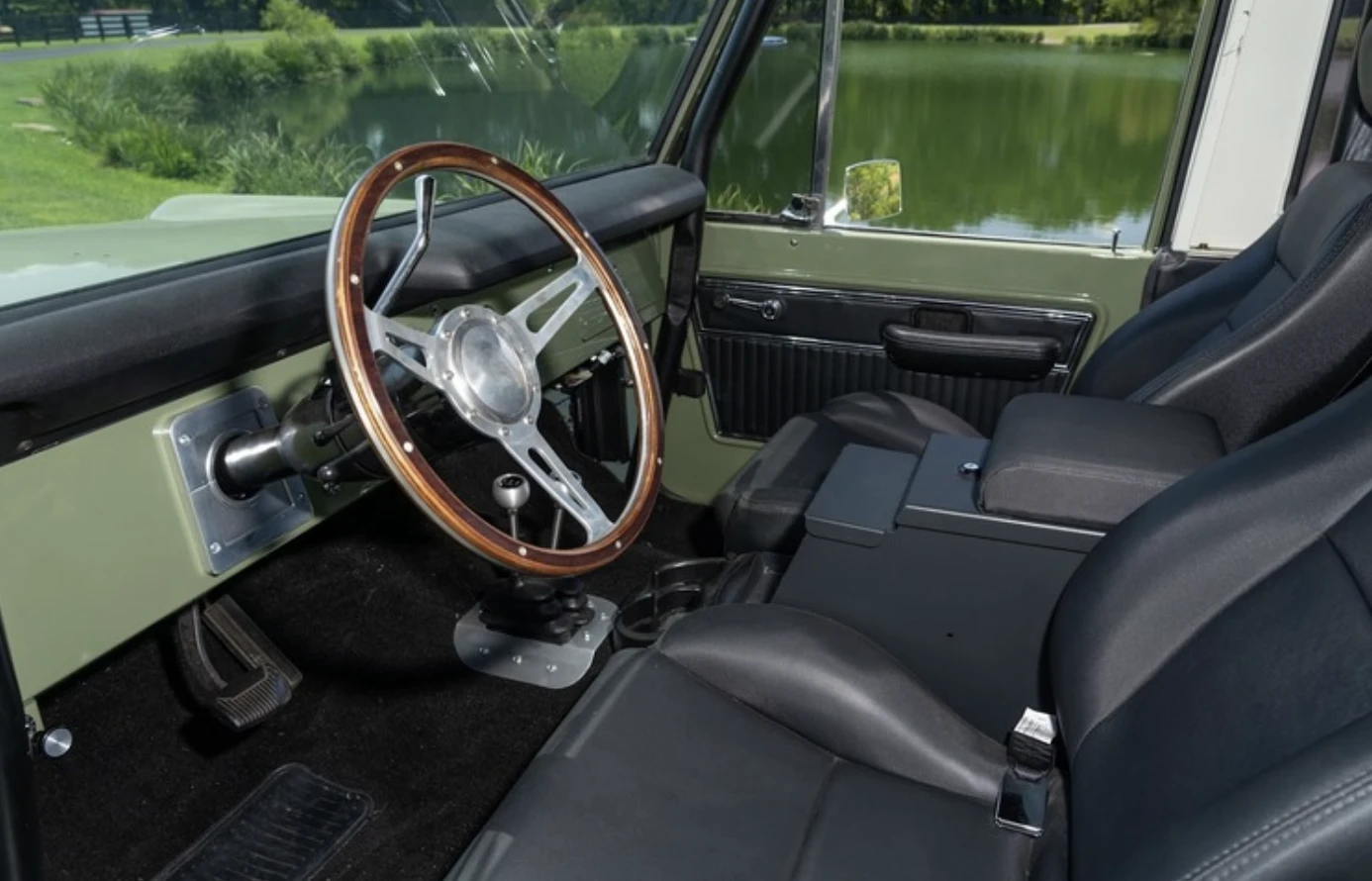 Ford Bronco 1969 phục chế hiện đại với động cơ V8 5.0L, nâng cấp toàn diện - Hình 7