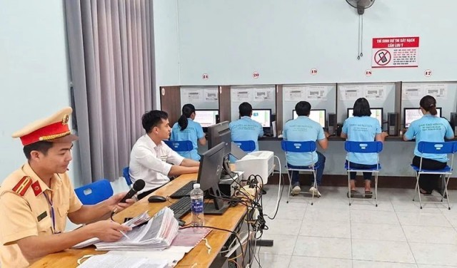 Thi lý thuyết lái xe sắp khó hơn: Người học cần chuẩn bị gì?