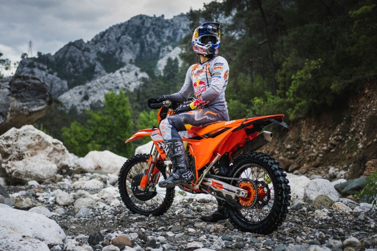 KTM 300 XC-W là mẫu xe mô tô cào cào nổi tiếng với khả năng chinh phục địa hình khắc nghiệt. Ảnh: Better Dirtbike Riding