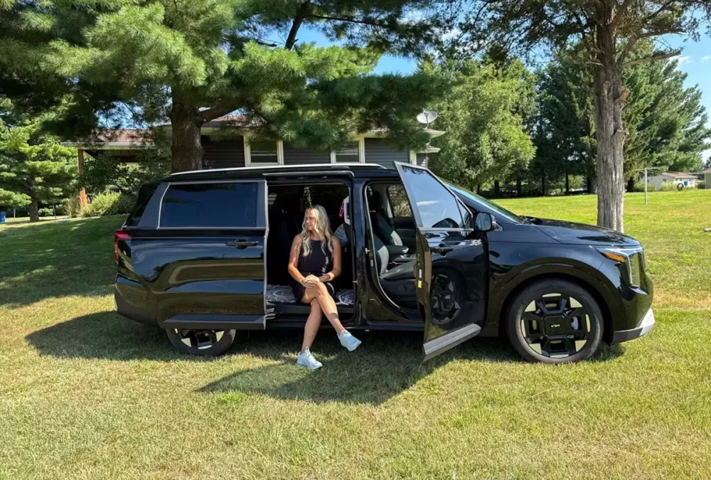 Kelsey Spencer và chiếc Kia Carnival Hybrid 2026 của mình