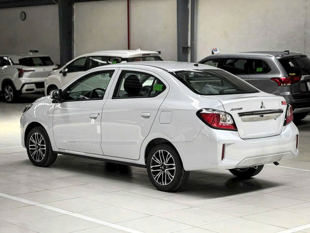 Đại lý xả kho Mitsubishi Attrage: Sedan hạng B xuống giá ngang Grand i10, không thoải mái chọn phiên bản - Ảnh 5.
