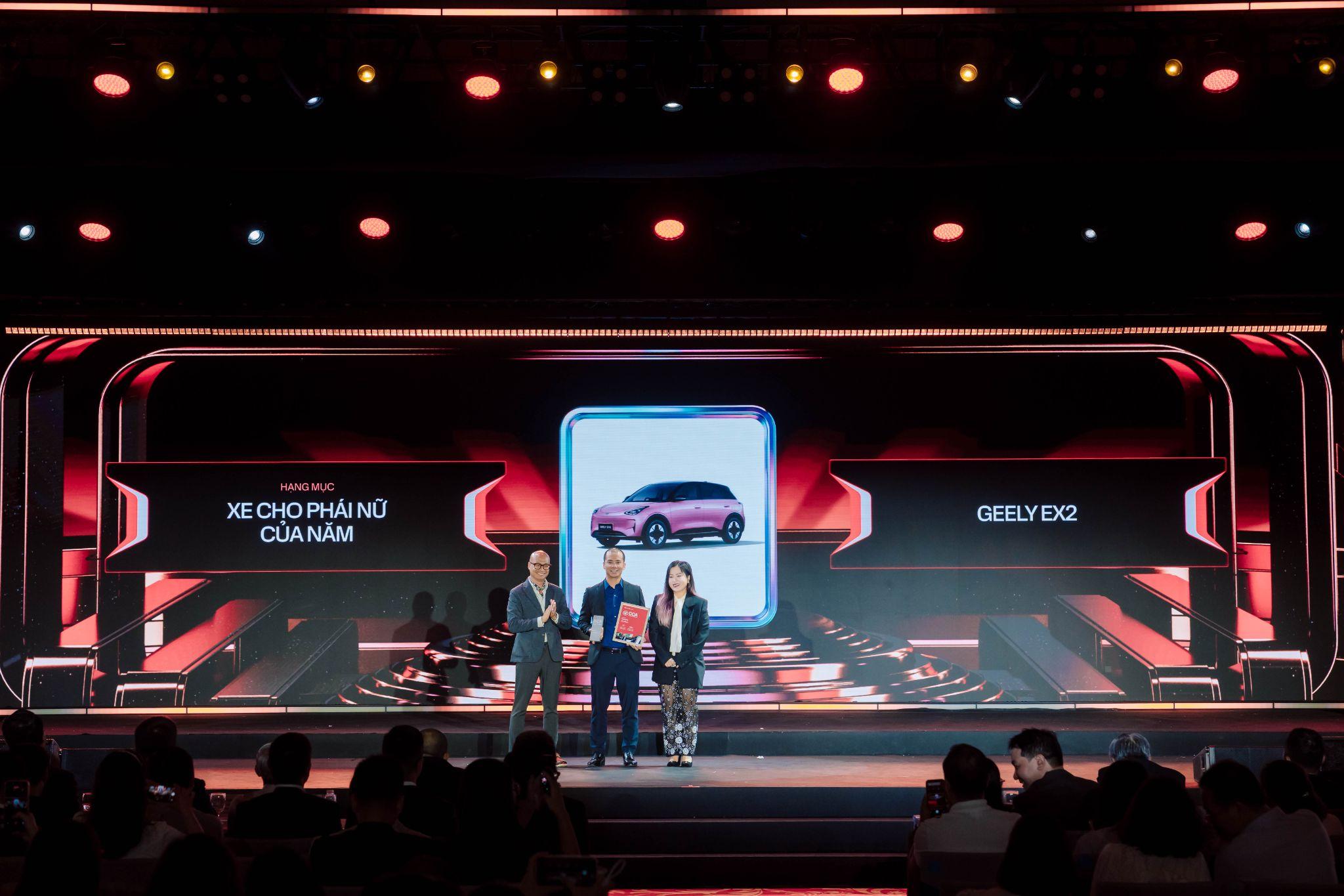 Ông Vũ Anh Tuấn - Tổng Giám đốc Geely Việt Nam lên nhận giải tại sự kiện Car Choice Awards 2026.
